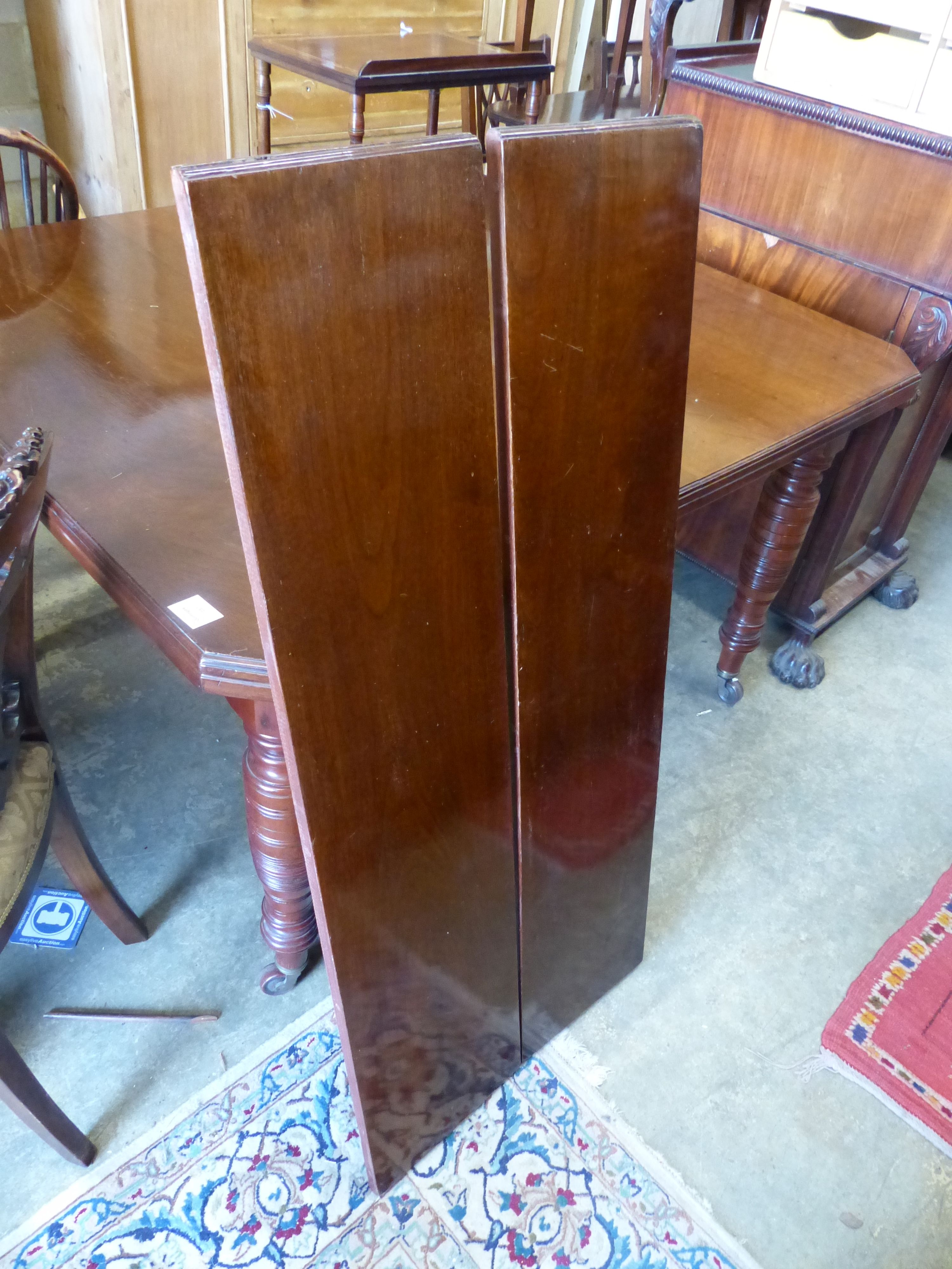 A late Victorian walnut extending dining table, (two spare leaves) 174cm extended, width 114cm, height 73cm